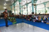 Psikolog Seto Mulyadi yang akrab di sapa Kak Seto memberikan materi saat Workshop Minat Baca di Pendopo Muda Graha Kabupaten Madiun, Jawa Timur, Jumat (14/12/2018). Workshop bertema Kabupaten Madiun Sehari Mendongeng tersebut diikuti 750 orang perserta, terdiri anak TK, murid SD, MI, SMP, MTs, Pendidik, Pejabat, Tim penggerak PKK, Dharma Wanita. Antara Jatim/Siswowidodo/ZK.