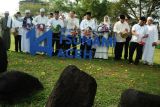 Walikota Banda Aceh, Aminullah Usman (ke lima kanan) bersama Walikota Higashi Matsusima, Jepang, Iwao Atsumi (ke enam kanan) dan ulama dan tokoh masyarakat menabur bunga saat ziarah di Makam Tsunami Ulee Lheue, Banda Aceh, Rabu (26/12/2018). Tabur bungan di makam tsunami yang dihadiri perwakilan negara Jepang, Walikota Higashi Matsusima, Jepang, Iwao Atsumi di daerah itu dalam rangka memperingati 14 tahun bencana tsunami di Aceh. ANTARA FOTO/Ampelsa/hp.