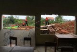Sejumlah personel tim SAR membersihkan puing bangunan MTS Istiqomah yang roboh akibat angin puting beliung di Desa Panguragan Kulon, Kabupaten Cirebon, Jawa Barat, Senin (31/12/2018). Angin puting beliung yang terjadi pada Minggu (30/12) sore itu menyebabkan seorang balita meninggal dunia dan merusak sedikitnya 165 rumah warga, bangunan sekolah dan mushola . ANTARA FOTO/Dedhez Anggara/nym.
