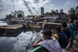 Crane Pembangunan Turap Kali Sentiong Ambruk