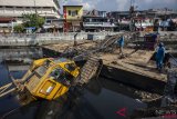 Crane Pembangunan Turap Kali Sentiong Ambruk