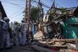 Crane Pembangunan Turap Kali Sentiong Ambruk