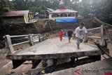 Aksesibitas Terhambat Akibat Jembatan Ambruk 