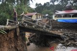 Aksesibitas Terhambat Akibat Jembatan Ambruk 