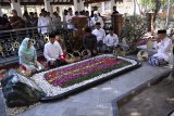 Presiden Ziarah Makam Keluarga Gus Dur 