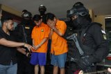 Polres Metro tangkap dua tersangka pengeroyok pria mabuk di Matraman