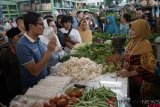 SANDIAGA DIALOG DENGAN PEDAGANG PASAR DI CILACAP