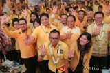Ketua Umum DPP Partai Golkar Airlangga Hartarto (kedua kiri) didampingi pengurus DPP dan DPD mengacungkan empat jari pada pembukaan Rapat Pimpinan Daerah (Rapimda) III dan Rapat Koordinasi Teknis Badan Pemenangan Pemilu (Bappilu) Partai Golkar Sumut, di Medan, Sumatera Utara, Senin (10/12/2018). Rapat yang dihadiri para kader dan caleg Partai Golkar tersebut membahas persiapan partai menghadapi Pemilu 2019. (AntaraNews Sumut/Irsan)