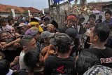 Sejumlah warga berdesakan saat antre untuk menerima pembagian sedekah pada acara tradisi Panjang Mulud di Kampung Tanggul, Serang, Banten, Senin (3/12/2018). Tradisi Panjang Mulud dilangsungkan untuk menyambut bulan kelahiran Nabi Muhammad atau Bulan Mulud dalam kalender Jawa dengan mengumpulkan sedekah untuk kemudian dibagikan kepada fakir miskin. ANTARA FOTO/Weli Ayu Rejeki/