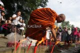 Seorang Biksu dan umat Budha menempatkan dupa saat memimpin berdoa pada peringatan 14 tahun bencana tsunami Aceh di kuburan massal korban, Desa Siron, Aceh Besar, Aceh, Rabu (26/12/2018). Pada setiap tanggal 26 Desember seluruh kuburan massal dipadati warga dari berbagai suku dan agama untuk mendoakan sekaligus mengenang bencana gempa bumi berkekuatan 9,2 SR yang disusul tsunami pada Minggu 26 Desember 2004. ANTARA FOTO/Irwansyah Putra/hp.