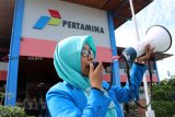 Seorang pengunjukrasa dari Persatuan Mahasiswa Islam Indonesia (PMII) Kalbar berorasi saat menggelar aksi di Bundaran Digulis Pontianak, Jumat (14/12/2018). Mereka menuntut Pemerintah Provinsi Kalbar dan PT Pertamina untuk mengatasi kelangkaan gas elpiji tiga kilogram, serta menindaklanjuti temuan praktik nakal rumah makan dan restoran di Kalbar yang masih menggunakan gas bersubsidi. ANTARA FOTO/Jessica Helena Wuysang