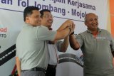 Direktur Operasional Astra Tol Jombang-Mojokerto (Jomo), Legowo (kanan), Chief Astra Infra Solutions, Krist Ade Sudiyono (tengah) dan Direktur Keuangan Astra Tol Jomo, Harsono (kiri) saat penandatanganan kerjasama di kantor pusat PT MHI Jombang, Jawa Timur, Jumat (21/12/2018). Dengan adanya kerjasama tersebut keseluruhan layanan operasional tol Jombang-Mojokerto selanjutnya akan diambil alih atau dilakukan oleh tim Astra Infra Solutions (AIS). Antara Jatim/Syaiful Arif/ZK.