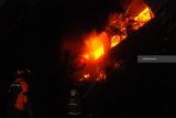 Petugas pemadam kebakaran berusaha memadamkan api yang membakar gedung FKIP Universitas Darul Ulum (Undar) Jombang, Jawa Timur, Senin (3/12/2018). Kebakaran tersebut menghanguskan puluhan ruangan FKIP Undar Jombang. Antara Jatim/Syaiful Arif/ZK