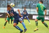 Pesepakbola Sriwijaya FC, Esteban Vizcarra (kanan) berusaha menghalau bola dari pesepakbola Arema FC, Hamka Hamzah (kiri) dalam pertandingan  Liga I GOJEK di Stadion Kanjuruhan, Malang, Jawa Timur, Minggu (9/12/2018).Arema FC mengalahkan Sriwijaya FC dengan skor akhir 2-1. Antara Jatim/Ari Bowo Sucipto/ZK.