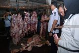 Petugas memperhatikan barang bukti daging sapi gelonggongan saat melakukan penggerebekan di kandang sapi di kawasan Krian, Sidoarjo, Jawa Timur, Rabu (5/12/2018). Polisi mengungkap praktik penyembelihan sapi dengan cara digelonggong lebih dulu di salah satu tempat pemotongan hewan di daerah itu. Antara Jatim/Umarul Faruq/ZK.