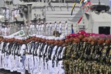 Prajurit TNI AL berbaris ketika mengikuti upacara peringatan Hari Armada di Dermaga Madura, Mako Koarmada II, Ujung Surabaya, Jawa Timur, Rabu (5/12/2018). Peringatan Hari Armada tesebut mengangkat tema 