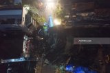 Foto aerial tanah ambles di jalan Raya Gubeng Surabaya, Jawa Timur, Selasa (18/12/2018). Petugas masih mencari kemungkinan adanya korban di lokasi jalan amblas yang diduga karena pembangunan gedung di kawasan tersebut. Antara Jatim/Didik Suhartono/ZK