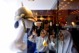 Pengunjung mengamati koleksi dari Museum Islam Indonesia berupa helm perang Mangkunegaran ketika berlangsungnya Indonesia Sharia Economic Festival (ISEF) 2018 di Surabaya, Jawa Timur, Rabu (12/12/2018). ISEF 2018 yang mengusung tema 