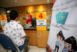 Petugas melayani pemohon paspor saat pelaksanaan Pelayanan Paspor Simpatik di Kantor Imigrasi Kelas II Non TPI Blitar, Jawa Timur, Sabtu (29/12/2018). Pelayanan Paspor Simpatik yang merupakan program pelayanan penerbitan paspor diakhir pekan (Hari Sabtu dan Minggu) yang dilaksanakan serentak se-indonesia mulai hari ini hingga 25 Januari 2019 mendatang tersebut dalam rangka memperingati Hari Bhakti Imigrasi ke-69 tahun 2018. Antara Jatim/Irfan Anshori/ZK.