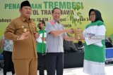 Bupati Sidoarjo, Saiful Ilah (kiri) menyaksikan penyerahan simbolis tanaman Trembesi oleh Vice President Djarum Foundation F.X. Supanji (tengah) kepada perwakilan camat di alun alun Sidoarjo, Jawa Timur, Rabu (5/12/2018). PT Djarum melalui program Djarum Trees for Life melakukan penanaman 8.400 pohon trembesi di ruas Tol Trans Jawa. Antara Jatim/Umarul Faruq/ZK.