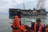 Petugas Basarnas Surabaya mencari korban KM Gerbang Samudra I yang terbakar di perairan laut sekitar pulau Karang Jamuang, Gresik, Jawa Timur, Senin (3/12/2018). Dari data Basarnas Surabaya sebanyak tiga orang korban dari kapal yang terbakar pada Minggu (2/12) dinyatakan hilang dan pencarian ketiga korban tersebut dilakukan dengan menyisir lokasi di sekitar kapal yang terbakar. Antara Jatim/Kantor Basarnas Surabaya/ZK