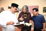 Wakil Gubernur Jawa Timur Saifullah Yusuf (kiri) bersama Penanggungjawab Kepala Museum dan GFJA Oscar Motuloh (tengah) dan Kepala Biro LKBN Antara Jatim Slamet Hadi Purnomo (kiri) saling berbincang di sela-sela pembukaan pameran foto dan peluncuran buku Retrospeksi Jawa Timur pada peringatan HUT ke-81 LKBN Antara di Galeri Antara Jawa Timur, Surabaya, Jawa Timur, Kamis (13/12/2018). Pameran tersebut berisi berbagai macam peristiwa penting yang berhasil diabadikan oleh para pewarta foto Antara Jawa Timur selama 2018. Antara Jatim/Zabur Karuru