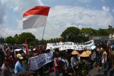 Sejumlah warga menggelar aksi demo di depan Kantor Pemkab Jember, Jawa Timur, Senin (10/12/2018). Dalam aksinya itu ribuan warga Kecamatan Silo menolak Izin Usaha Pertambangan (IUP) emas di Blok Silo yang dikeluarkan oleh Menteri ESDM. Antara Jatim/Seno/ZK.