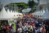 Pengunjung memadati Bandung Agri Market di Cikapundung River Spot, Bandung, Jawa Barat, Minggu (2/12/2018). Bandung Agri Market tersebut diikuti oleh petani lokal Jawa Barat yang menjual berbagai tanaman hias, sayuran dan buah-buahan dan ditujukan agar mereka dapat bersaing serta menunjukkan produk-produk unggulannya kepada masyarakat. ANTARA JABAR/Raisan Al Farisi/agr.