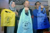 Wali Kota Bogor Bima Arya (tengah) bersama Ketua Tim Penggerak PKK Kota Bogor Yane Ardian (kiri) dan Kepala Dinas Lingkungan Kota Bogor Elia Buntang (kanan) menunjukkan kantong belanja saat penerapan aturan Bogor Tanpa Kantong Plastik (Botak) di Lippo Plaza Ekalokasari, Bogor, Jawa Barat, Sabtu (1/12/2018). Penerapan aturan Bogor Tanpa Kantong PLastik di toko modern dan pusat perbelanjaan mulai berlaku per 1 Desember 2018 sesuai peraturan Wali Kota Bogor nomor 61 tahun 2018 tentang pengurangan penggunaan kantong plastik. ANTARA JABAR/Arif Firmansyah/agr.