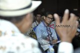 Calon Wakil Presiden no urut 02 Sandiaga Uno (tengah) mendengarkan pertanyaan tim panelis dalam Diskusi Kebijakan Pertanian di Hotel Salak Tower, Kota Bogor, Jawa Barat, Minggu (9/12/2018). Diskusi Kebijakan Pertanian yang diselenggarakan Himpunan Alumni IPB bagi calon Presiden dan calon Wakil Presiden dalam Pemilihan Presiden 2019 tersebut membahas secara mendalam terkait kebijakan pertanian dalam arti luas, meliputi pertanian, perikanan, kehutanan dan peternakan guna menjaga kedaulatan dan ketahanan pangan dalam strategi pembangunan nasional. ANTARA JABAR/Arif Firmansyah/agr. 