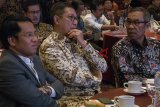 Menteri Agama Lukman Hakim (tengah) didampingi Dirjen Pendidikan Islam Kementerian Agama Komaruddin Amin (kiri) berbincang dengan tamu undangan pada acara The 2nd Islamic Higher Education Professors (IHEP) Summit 2018 di Hotel Grand Aquila Bandung, Jawa Barat, Sabtu (8/12/2018). Menteri Agama dalam acara tersebut menegaskan tentang peran guru besar dan dosen dalam keilmuan, transformasi wawasan dan pengetahuan, serta kurikulum terkait agama dan kebangsaan saat ini di Indonesia. ANTARA JABAR/Novrian Arbi/agr.