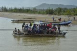 Warga menggunakan kendaraan bermotor menyebrangi sungai menggunakan perahu di Sungai Muara Cipatujah, Kabupaten Tasikmalaya, Jawa Barat, Kamis (13/12/2018). Akibat Jembatan Pansel Cipatujah ambruk diterjang banjir bandang atau pembangunan jembatan bailey belum rampung membuat sejumlah warga beraktifitas menggunakan jasa penyebrangan sungai menggunakan perahu nelayan dengan tarif penyerbrangan sekitar Rp 5.000 hingga Rp 10.000 sekali per motor. ANTARA JABAR/Adeng Bustomi/agr. 