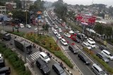 Kepadatan kendaraan di jalur Puncak, Gadog , Bogor, Jawa Barat, Sabtu (22/12/2018). Pada liburan panjang Natal dan Tahun Baru 2019, wisatawan memadati jalur Puncak Bogor untuk berlibur dan Polres Bogor memberlakukan rekayasa lalu lintas sistem buka tutup untuk mengurai kemacetan. ANTARA JABAR/Yulius Satria Wijaya/agr. 