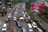 Kepadatan kendaraan di jalur Puncak, Gadog , Bogor, Jawa Barat, Sabtu (22/12/2018). Pada liburan panjang Natal dan Tahun Baru 2019, wisatawan memadati jalur Puncak Bogor untuk berlibur dan Polres Bogor memberlakukan rekayasa lalu lintas sistem buka tutup untuk mengurai kemacetan. ANTARA JABAR/Yulius Satria Wijaya/agr. 