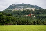 Suasana bukit yang rusak akibat aktivitas penambangan di Desa Sirnaresmi, Gunungguruh, Kabupaten Sukabumi, Jawa Barat, Rabu (26/12/2018). Wahana Lingkungan Hidup (Walhi) mencatat, sekitar 400 ribu hektare lahan hijau di Jawa Barat mengalami fase kritis yang salah satunya diakibatkan oleh aktivitas penambangan serta pembalakan hutan. ANTARA JABAR/Nurul Ramadhan/agr. 