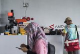 Pengunjung melihat kamera dan alat cetak foto manual saat pameran Arsip Fotografi Indonesia di Bandung Creative Hub, Bandung, Jawa Barat, Sabtu (29/12/2018). Pameran tersebut bertujuan untuk memberikan penyadaran ke masyarakat terkait pentingnya sebuah arsip khususnya fotografi. ANTARA JABAR/M Agung Rajasa/agr.