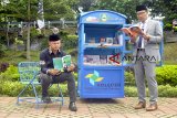 Gubernur Jawa Barat Ridwan Kamil (kanan) bersama Wali Kota Bogor Bima Arya membaca buku saat peluncuran layanan Kotak Literasi Cerdas (Kolecer) di Taman Sempur, Kota Bogor, Jawa Barat, Sabtu (15/12/2018). Kolecer yang diluncurkan Dinas Perpustakaan Kearsipan Daerah (Dispusipda) Provinsi Jawa Barat dalam bentuk perpustakaan mini di ruang publik yang mampu memuat 80 buku tersebut sebagai bentuk inovasi agar masyarakat dapat mengisi waktunya dengan membaca. ANTARA JABAR/Arif Firmansyah/agr. 