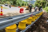 Pekerja menyelesaikan pembangunan Roller Barrier atau pembatas jalan bersilender putar di jalur letter S Cikidang-Palabuhanratu, Cikidang, Kabupaten Sukabumi, Jawa Barat, Jumat (28/12/2018). Roller Barrier yang dipasang sepanjang 60 meter tersebut merupakan pertama di Indonesia dan Gubernur Jabar Ridwan Kamil berencana akan memasang Roller Barrier di jalan besar antar Kota antar Provinsi yang berliku dan banyak melewati jurang sebagai salah satu langkah mengurangi angka kecelakaan di Jawa Barat. ANTARA JABAR/Nurul Ramadhan/agr. 