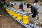 Pekerja menyelesaikan pembangunan Roller Barrier atau pembatas jalan bersilender putar di jalur letter S Cikidang-Palabuhanratu, Cikidang, Kabupaten Sukabumi, Jawa Barat, Jumat (28/12/2018). Roller Barrier yang dipasang sepanjang 60 meter tersebut merupakan pertama di Indonesia dan Gubernur Jabar Ridwan Kamil berencana akan memasang Roller Barrier di jalan besar antar Kota antar Provinsi yang berliku dan banyak melewati jurang sebagai salah satu langkah mengurangi angka kecelakaan di Jawa Barat. ANTARA JABAR/Nurul Ramadhan/agr. 