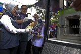 Ketua Komisi IX DPR RI Dede Yusuf (kedua kiri) bersama Kepala BPOM RI Penny K. Lukito (kiri) menunjukkan sejumlah barang bukti obat dan makanan Ilegal untuk dimusnahkan di BBPOM Bandung, Jawa Barat, Kamis (20/12/2018). BPOM RI memusnahkan sedikitnya 2045 item produk obat dan makanan ilegal atau tidak memenuhi persyaratan kemanan dan kesehatan dengan nominal mencapai 8.1 miliar hasil pengawasan dan penindakan pelanggaran di wilayah Jawa Barat sepanjang tahun 2018. ANTARA JABAR/Novrian Arbi/agr. 