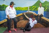 Menteri Lingkungan Hidup dan Kehutanan (LHK) Siti Nurbaya (kiri) didampingi Gubernur Jawa Barat Ridwan Kamil (kanan) berfoto bersama di Mural Presiden Jokowi Dodo saat Pencanangan Gerakan Nasional Pemulihan Daerah Aliran Sungai (DAS) di Persemaian Permanen Purwakarta, Jomin Timur, Karawang, Jawa Barat, Sabtu (29/12/2018). Dalam sambutannya Menteri LHK mengajak seluruh sektor pemerintahan dan masyarakat bekerjasama memulihkan DAS dan merehabilitasi hutan lahan untuk mencegah bencana hidrologi (yang berkaitan dengan air) di Indonesia. ANTARA JABAR/M Ibnu Chazar/agr. 