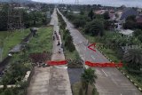 Foto udara penutupan ruas Jalan Ring Road Regional (R3), Kota Bogor, Jawa Barat, Rabu (26/12/2018). Penutupan jalan akibat sengketa  ganti rugi lahan seluas 1.987 meter di jalur R3 yang merupakan jalur alternatif  pemecah kemacetan di Kota Bogor, dan penutupan tersebut harus dilakukan sesuai dengan putusan Majelis Hakim Pengadilan Negeri Bogor dengan nomor perkara 64/Pdt.G/2018/PN.BGR. ANTARA JABAR/Yulius Satria Wijaya/agr. 