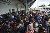 Sejumlah calon penumpang memadati keberangkatan Kereta Api di Stasiun Tasikmalaya, Jawa Barat, Rabu (26/12/2018). PT Kereta Api Indonesia meluncurkan KA Galunggung yang terdiri dari enam unit kereta ekonomi kapasitas 636 tempat duduk, dengan rute baru Tasikmalaya-Kiaracondong yang memberlakukan tiket KA gratis selama 26 Desember hingga 25 Januari 2019. ANTARA JABAR/Adeng Bustomi/agr. 