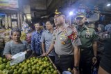 Kapolda Jawa Barat Irjen Pol Agung Budi Maryoto (tengah) bersama Pangdam III Siliwangi Mayjen TNI Tri Soewandono (kedua kanan) dan Sekda Jawa Barat Iwa Karniwa (kedua kiri) berbincang dengan pedagang saat melakukan sidak harga di Pasar Kosambi, Bandung, Jawa Barat, Kamis (13/12/2018). Sidak harga pasar tersebut dilakukan untuk meninjau pergerakan harga kebutuhan pokok menjelang Hari Raya Natal dan Tahun Baru 2019. ANTARA JABAR/Raisan Al Farisi/agr. 