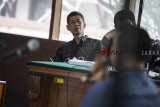 Terdakwa kasus suap yang juga mantan Kepala Lapas Sukamiskin Wahid Husen (kiri) mendengarkan keterangan saksi saat menjalani sidang lanjutan di PN Bandung, Jawa Barat, Rabu (12/12/2018). Sidang lanjutan tersebut dengan agenda mendengarkan keterangan saksi asisten Fahmi Darmawansyah di Lapas Sukamiskin Andri Rahmat. ANTARA JABAR/M Agung Rajasa/agr. 