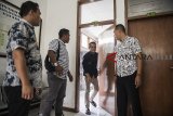 Warga binaan Lapas Sukamiskin yang juga terdakwa kasus suap kepada mantan Kalapas Sukamiskin Wahid Husen, Fahmi Darmawansyah (kedua kanan) berjalan menuju ruang sidang sebelum sidang perdana di PN Bandung, Jawa Barat, Rabu (12/12/2018). Dalam surat dakwaan yang dibacakan Jaksa dari KPK Fahmi Darmawansyah memberikan mobil Double Cabin 4x4 merek Mitsubishi Triton, sejumlah barang-barang, dan uang Rp39,5 juta rupiah kepada Wahid Husein. ANTARA JABAR/M Agung Rajasa/agr. 