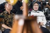 Dua terdakwa kasus pemberian gratifikasi yang juga mantan Kepala Dinas Kabupaten Bandung Barat Weti Lembanawati (kanan) dan Adiyoto (kiri) mendengarkan pembacaan vonis oleh majelis hakim di PN Bandung, Jawa Barat, Senin (17/12/2018). Majelis Hakim menjatuhi hukuman kepada Weti 5 tahun penjara dan Adiyoto 4,5 tahun penjara serta dikenakan denda Rp200 juta subsidair 3 bulan kurungan. ANTARA JABAR/M Agung Rajasa/agr. 