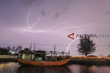 Hujan lebat disertai petir melanda kawasan kampung nelayan Karangsong, Indramayu, Jawa Barat, Kamis (27/12/2018). Badan Meteorologi Klimatologi dan Geofisika (BMKG) melaporkan adanya sirkulasi siklonik di Laut Cina Selatan, Samudra Pasifik Filipina dan Laut Arafuru dimana akan terjadi potensi hujan lebat disertai kilatan petir dan angin kencang di wilayah Indonesia. ANTARA JABAR/Dedhez Anggara/agr.