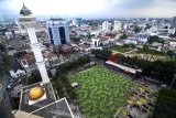 Ratusan wisatawan memadati Alun-alun Bandung, Jawa Barat, Selasa (25/12/2018). Alun-alun Kota Bandung yang letaknya persis di depan Masjid Raya Bandung tersebut menjadi alternatif wisata tak berbayar untuk mengisi waktu libur Natal dan Tahun Baru 2019. ANTARA JABAR/Raisan Al Farisi/agr. 