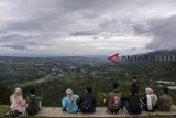 Sejumlah wisatawan menunggu pergantian tahun baru di kawasan wisata Bukit Paralayang, Puncak, Bogor, Jawa Barat, Senin (31/12/2018). Bukit Paralayang yang menawarkan konsep pemandangan panorama alam dari tempat ketinggian tersebut menjadi lokasi alternatif wisata unggulan untuk menikmati kembang api menyambut pergantian tahun baru 2019. ANTARA JABAR/Nurul Ramadhan/agr. 